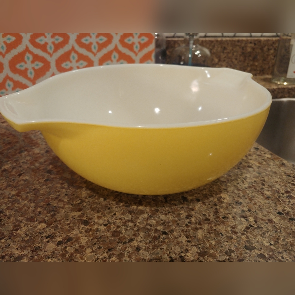Vintage Pyrex mixing bowl